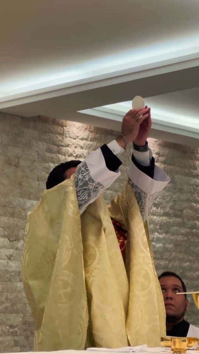 Padre Pedro Faustino durante a celebração da Santa Missa