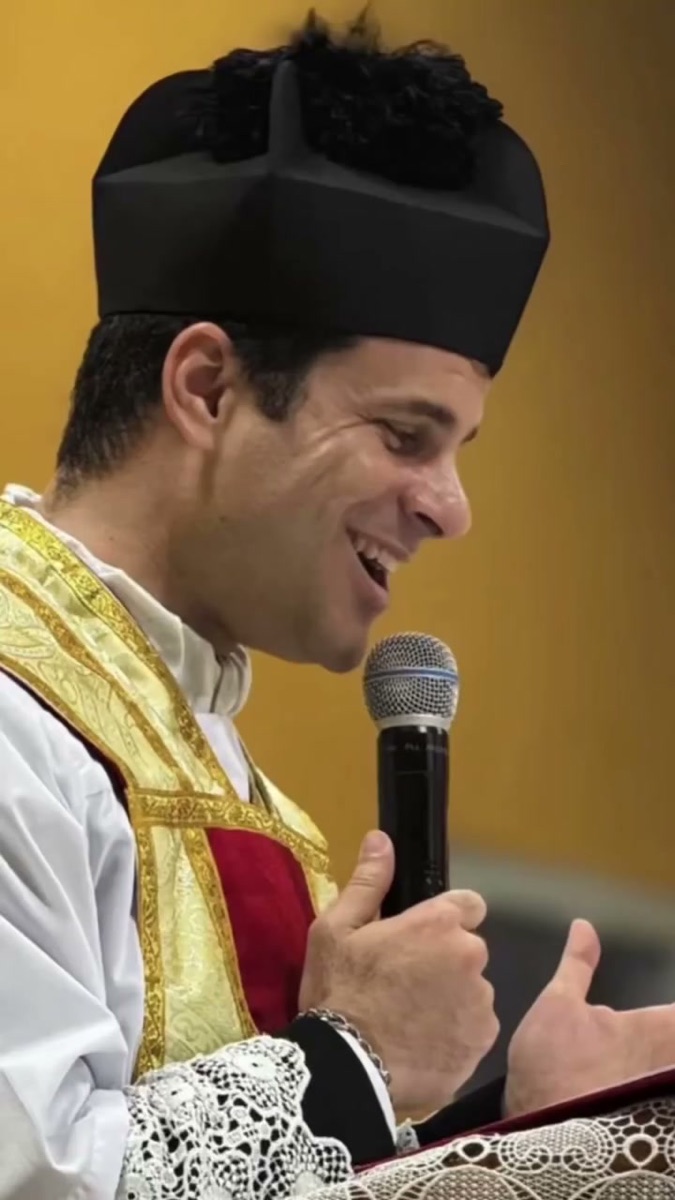 Padre Pedro Faustino falando durante uma celebração solene