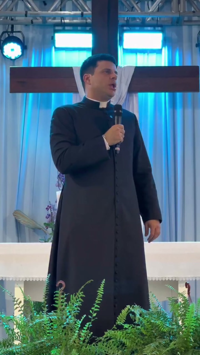 Padre Pedro Faustino pregando diante de uma cruz